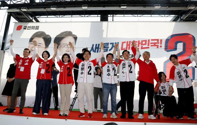 NSP통신-20일 김문수 국민의힘 대선 후보가 나경원, 배현진, 박정훈, 안철수 국회의원과 송파구에서 선거유세를 하고 있다. (사진 = 국민의힘)
