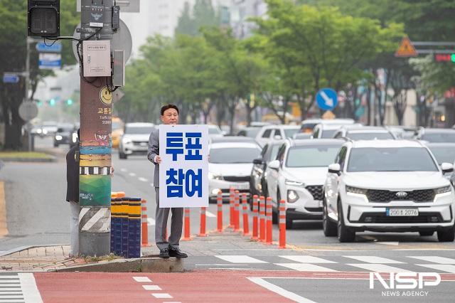 NSP통신-강임준 군산시장이 20일 대통령선거를 2주가량 앞두고 시민들의 소중한 한 표를 독려하기 위한 거리 캠페인에 나섰다. (사진 = 군산시)