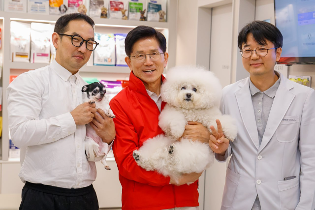 NSP통신-김문수 대선후보가 선거유세 기간 중 대전의 에피소드 동물 메디컬센터에서 기념사진을 찍고 있다 (사진 = 국민의힘)