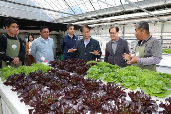 NSP통신-사리현동 시설채소 스마트팜 방문한 이동환 고양특례시장 (사진 = 고양시)