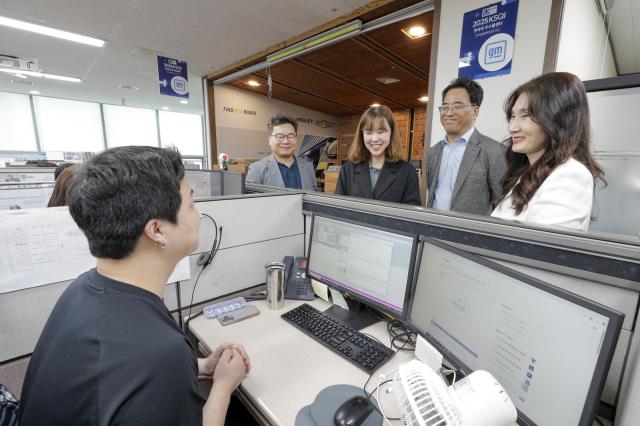 NSP통신-GM 한국사업장 고객센터 상담사와 대화를 나누고 있는 최은영 GM 한국사업장 애프터세일즈 서비스 부문 본부장(좌측에서 두 번째)과 박이원 GM 한국사업장 애프터세일즈 서비스 부문 상무(좌측에서 세 번째) (사진 = 한국지엠)