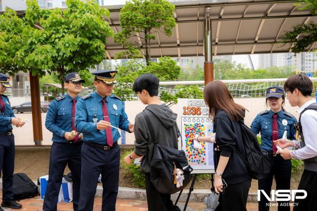 NSP통신-김포경찰서 안창익 서장이 학생들에게 도박문제 전문상담 번호를 홍보하고 있는 모습. (사진 = 조이호 기자)