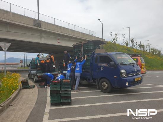 NSP통신-화물차(포터)가 좌회전 도중 적재물 한쪽으로 쏠리며 차량 전도될 뻔한 사고 (사진 = 광양소방서)