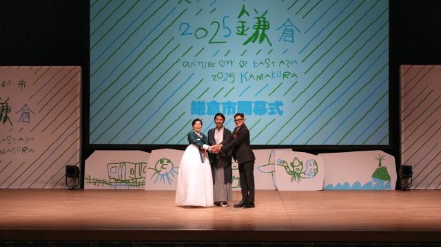 NSP통신-김보라 안성시장(왼쪽 첫번째)이 20일 일본 가마쿠라시 예술관에서 열린 2025 동아시아문화도시 개막식에서 가마쿠라 시장과 마카오 문화국 부국장과 함께 기념촬영을 하고 있다. (사진 = 안성시)
