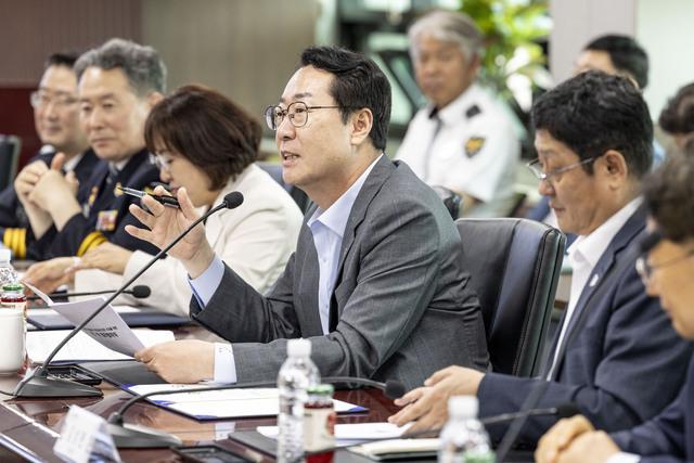 NSP통신-21일 정명근 화성시장(가운데)이 개인형 모빌리티(PM)의 안전한 이용 환경 조성을 위한 업무협약식에서 발언을 하고 있다. (사진 = 화성시)