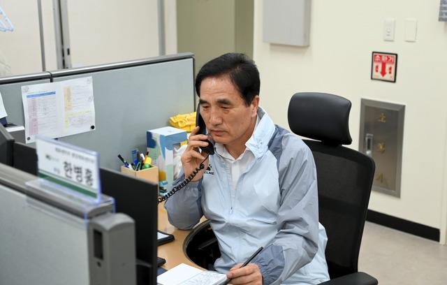 NSP통신-한병홍 HU공사 사장이 현장 중심의 경영 강화와 소통 활성화를 위해 일일 현장 업무 체험을 하고 있다. (사진 = 화성도시공사)