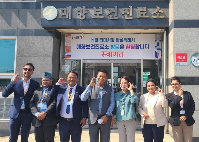 NSP통신-20일 KOICA 초청 네팔 연수단이 화성시 매향보건진료소를 견학하고 기념촬영을 하는 모습. (사진 = 화성시)