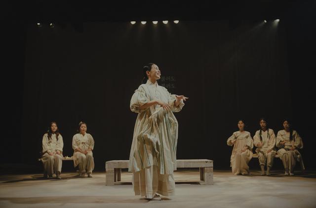 NSP통신-기획 공연 오버더떼창 문전본풀이 공연 모습. (사진 = 수원문화재단)