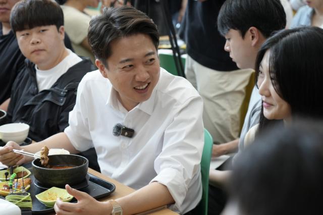 NSP통신-이준석 개혁신당 대통령 후보가 가천대학교를 방문해 대학생들과 학식을 함께하며 대화를 나눴다. (사진 = 개혁신당 선대본부)