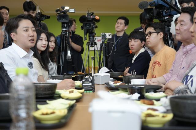 NSP통신-21일 오전 이준석 개혁신당 대통령 후보가 가천대학교를 방문해 안철수 국민의힘 의원, 대학생들과 학식을 함께하며 대화를 나눴다. (사진 = 개혁신당 선대본부)