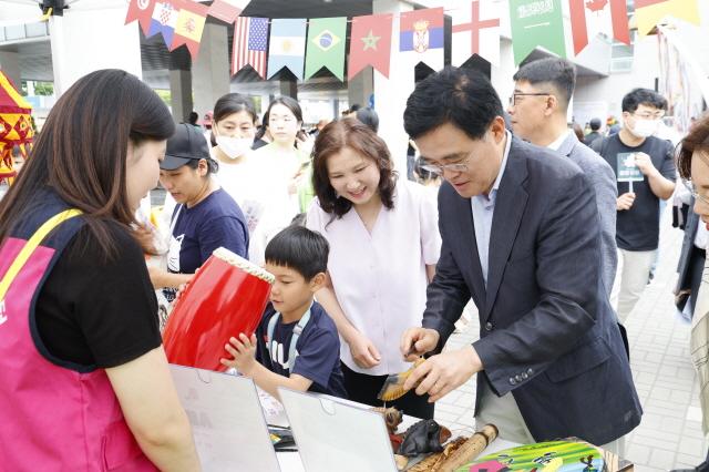 NSP통신-진교훈 구청장이 다문화 축제를 체험하고 있다.