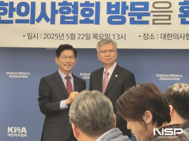 NSP통신-22일 김문수 국민의힘 대선후보(왼쪽)와 김택우 의협회장(오른쪽)이 기념촬영을 하고 있다.