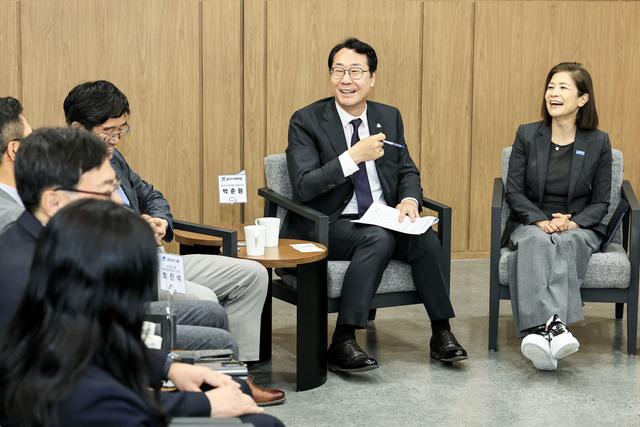 NSP통신-22일 정명근 화성시장(오른쪽 두번째)이 미등록 이주아동 기본권 보장을 위해 업무협약 관계자들과 사업 추진 방안을 논의하고 있다. (사진 = 화성시)
