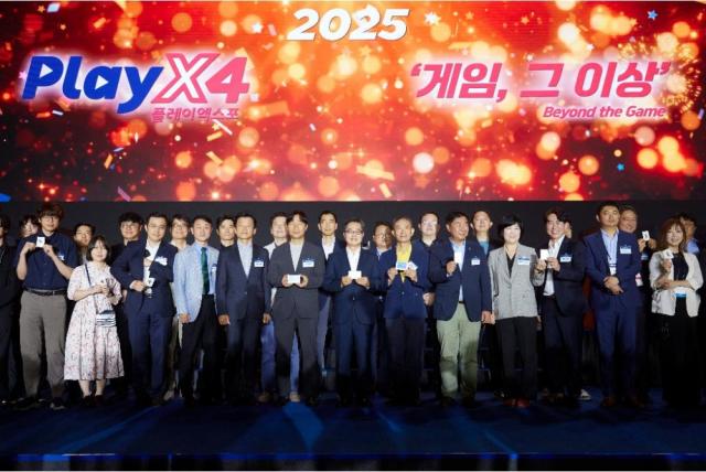 NSP통신-2025 플레이엑스포(PlayX4) 행사 참석자들이 기념촬영을 하고 있다. (사진 = 경기도)