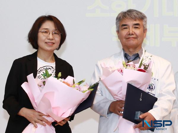 NSP통신-대구가톨릭대학교병원 소화기내과 이창형 교수와 약제부 문보경 약제부장이 지난 4월 개최된 대한병원협회 제66차 정기총회에서 보건복지부장관 표창을 수상했다고 밝혔다. (좌로부터) 문보경 약제부장, 소화기내과 이창형 교수 (사진 = 대구가톨릭대학교병원)