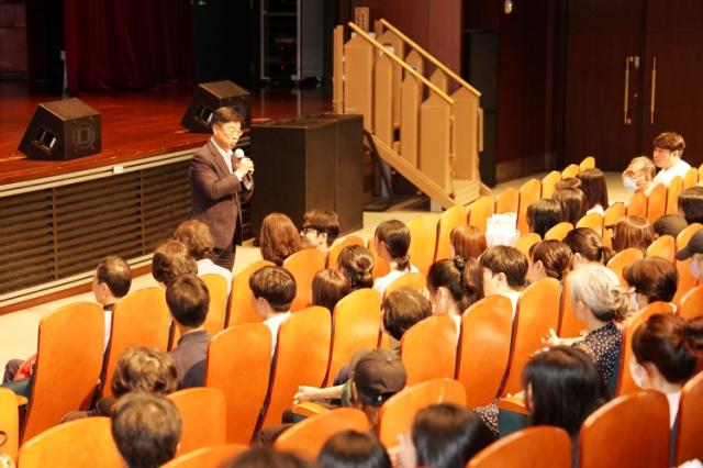 NSP통신-신상진 성남시장이 팬데믹을 넘어 함께 만드는 안전한 성남 강연회에 참석해 인사말을 하고 있다. (사진 = 성남시)