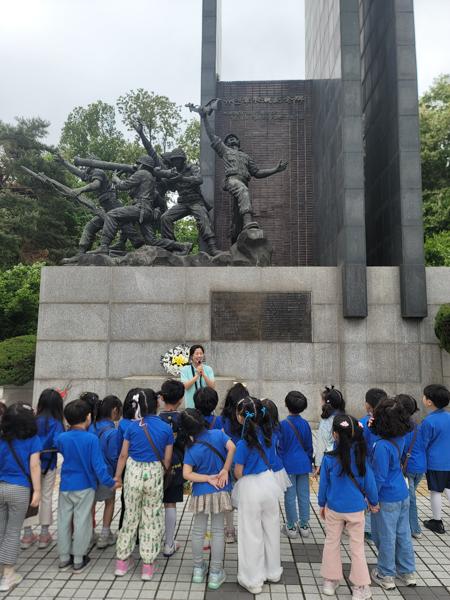NSP통신-어린이들이 유엔군 초전기념관에서 역사를 배우고 있다. (사진 = 오산시)