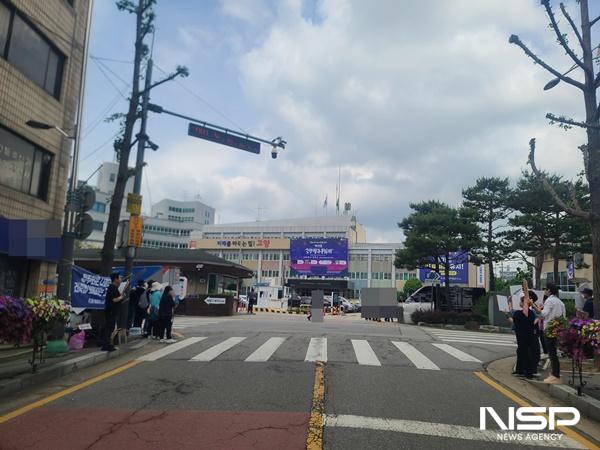 NSP통신-고양시 주교동 베네하임 오피스텔 일부 예비 입주자들이 고양시청 앞에서 시위를 진행하고 있다. (사진 = NSP통신)