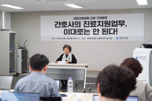 NSP통신-신경림 대한간호협회 회장이 19일 긴급 기자회견에서 정부가 추진 중인 간호사 진료지원업무 수행에 관한 규칙안에 대해 간호사의 전문성과 현장성을 고려하지 않았다고 비판하고 있다. (사진 = 대한간호협회)
