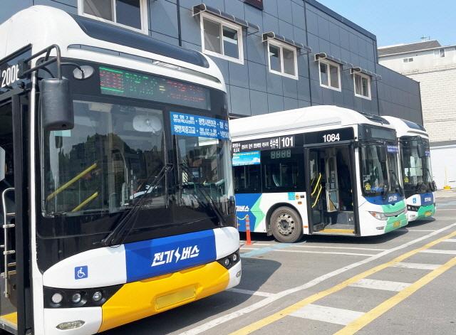NSP통신-광명시가 버스노선체계 개편에 본격 돌입한다. 사진은 광명시 전기버스. (사진 = 광명시)