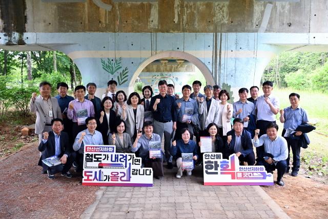 NSP통신-21일 고잔역~초지역~중앙역 일원에서 간부 공무원 30여 명이 참석한 가운데 현장 간부회의가 진행됐다. 사진은 기념촬영 모습. (사진 = 안산시)