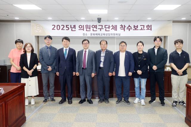 NSP통신-22일 수원특례시 대형점포와 소규모 점포의 균형관리를 통한 유통산업의 상생으로 지역경제의 안정적 발전을 위한 기초 연구회 위원들이 착수보고회에서 기념촬영을 하고 있다. (사진 = 수원시의회)
