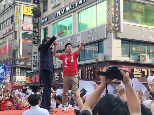 NSP통신-22일 경기도 광명시 철산 로데오거리를 찾은 김문수 국민의힘 후보가 손학규 전 바른미래당 대표와 함께 시민들에게 인사하고 있다.