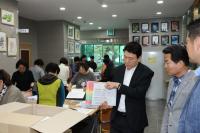[NSP PHOTO]이강덕 포항시장, 선거 공보물 발송 작업 현장 찾아 직원·봉사자 격려