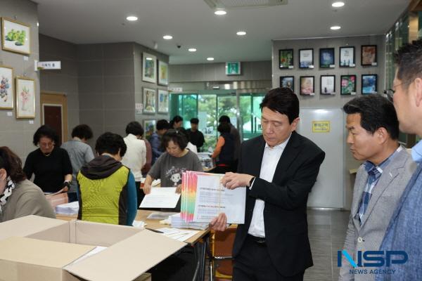NSP통신-포항시가 제21대 대통령 선거 공보물과 투표안내문 발송 작업을 본격화한 가운데 이강덕 시장이 현장을 찾아 작업자들을 격려하며 철저한 선거사무 추진을 당부했다. (사진 = 포항시)