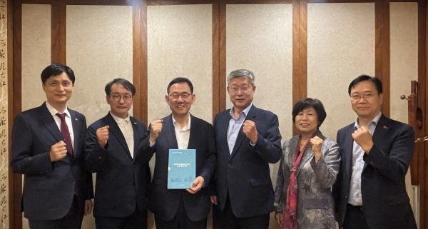 NSP통신-중소기업중앙회 대구지역본부는 22일 주호영 국회의원(수성구갑)과 지역 중소기업협동조합 이사장 간 상견례를 겸해 현안을 공유하는 소통 간담을 개최했다. (사진 = 중소기업중앙회)