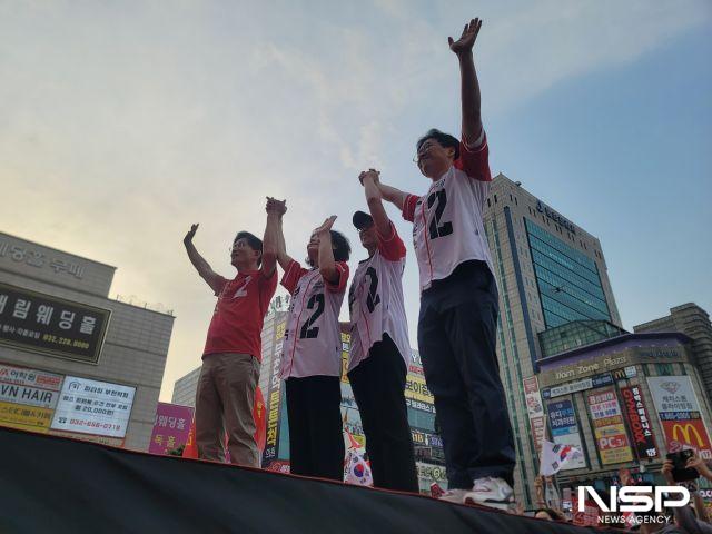 NSP통신-22일 왼쪽부터 김문수 국민의힘 대선후보, 설난영 여사, 딸 김동주씨 내외가 부천시 유세에서 기념촬영을 하고 있다. (사진 = 강수인 기자)