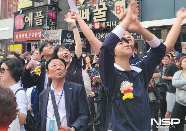 NSP통신-22일 김문수 국민의힘 대선후보의 경기도 광명시 유세에서 고등학생들이 김 후보의 발언을 맞춰 환호하고 있다. (사진 = 강수인 기자)