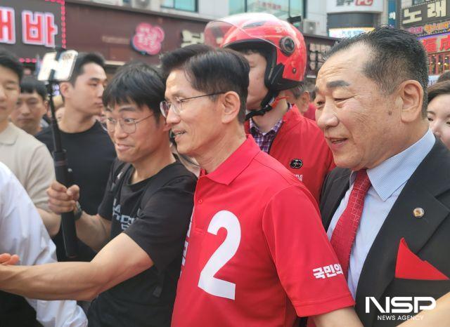 NSP통신-22일 김문수 국민의힘 대선후보가 경기도 부천시 유세에서 지지자와 사진을 찍고 있다. (사진 = 강수인 기자)