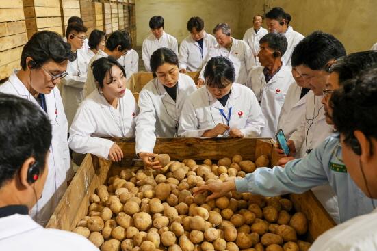 NSP통신-청년농부 아산공장 감자스낵 생산현장 견학 (사진 = 농심 제공)