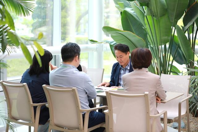NSP통신-김원규 수원시 특이민원대응전문관(오른쪽에서 두번째)이 수원시 공직자와 상담을 하는 모습. (사진 = 수원시)