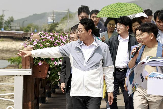 NSP통신-22일 정명근 화성시장(왼쪽)이 전곡항 일원에서 뱃놀이축제를 앞두고 로드체킹을 하는 모습. (사진 = 화성시)