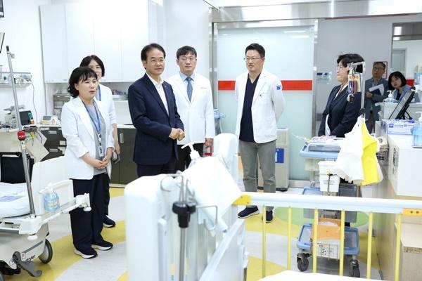 NSP통신-이동환 고양시장이 일산병원을 방문해 의료진과 병실을 둘러보고 있다. (사진 = 고양시)