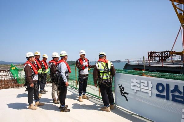 NSP통신-㈜한화 건설부문 김승모 대표이사(우측 두번째)가 제3연륙교 현장에서 추락사고 예방 릴레이 캠페인을 실시하고 있다. (사진 = 한화 건설부문)