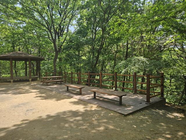 NSP통신-데크형 휴게쉼터가 설치된 동진원1근린공원. (사진 = 용인특례시)