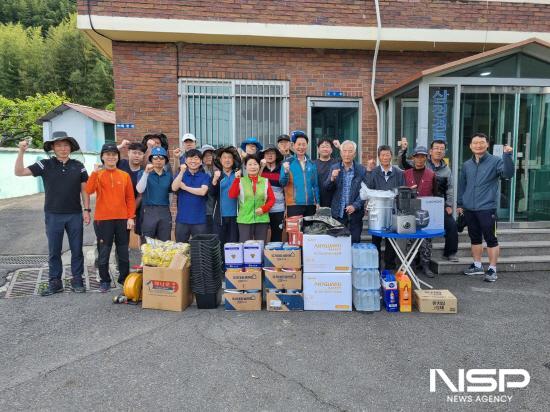 NSP통신-포스코 광양제철소 4냉연공장 봉사팀 진상면 삼정마을 봉사활동 기념 찰영 (사진 = 광양시청)