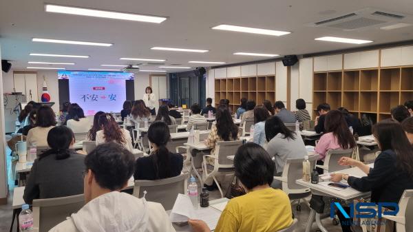 NSP통신-경주교육지원청 Wee센터는 지난 22일 경상북도교육청 발명체험교육관 연수실에서 Wee센터 및 Wee클래스 전문상담교사 및 전문상담사 등 60명을 대상으로 까봐 카드 및 그림책을 활용한 상담기법 연수를 실시했다. (사진 = 경주교육지원청)