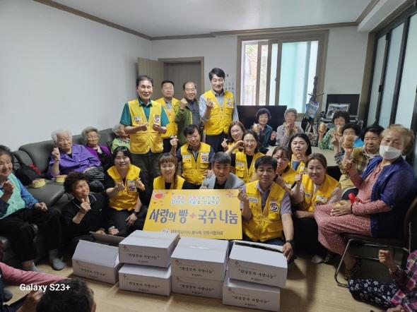 NSP통신-적십자 안동시협희회는 산불로 인해 중지된 사랑의 빵+국수 나눔 행사를 22일 서후면부터 재개해 남은 22개 읍면동 중 산불피해를 입은 7개 지역에는 선진주택에 입주한 이재민들에게 중점적으로 나눔을 지속해 나갈 예정이다. (사진 = 대한적십자사봉사회 안동시협의회)
