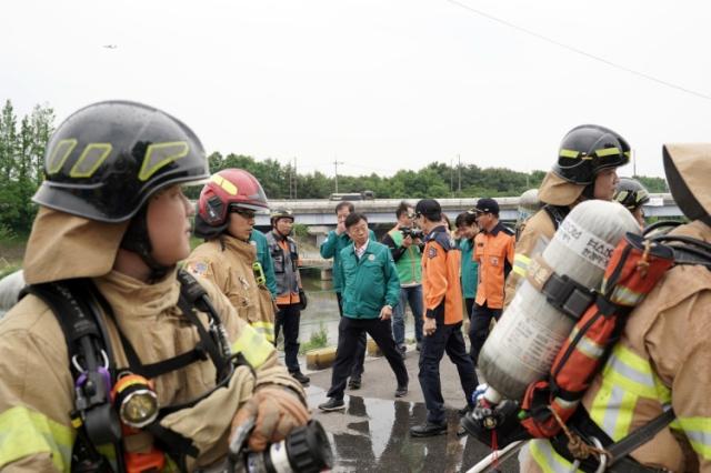 NSP통신-신상진 성남시장이 2025년 재난대응 안전한국훈련 현장에서 전기차 화재진압 모의훈련 상황을 점검하고 있다. (사진 = 성남시)