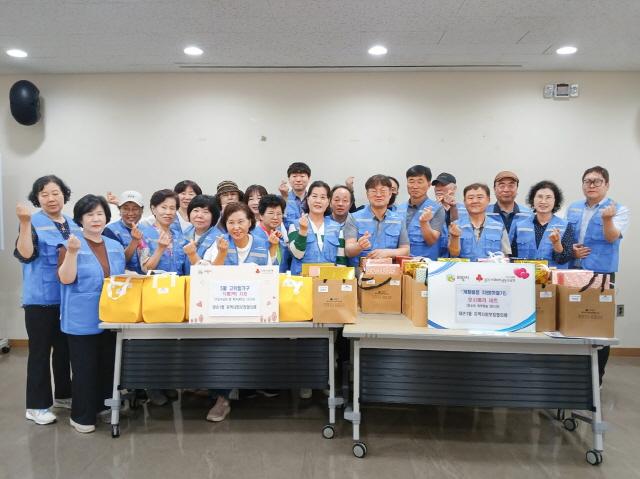 NSP통신-의왕시 내손1동 지역사회보장협의체가 여름철 무더위에 취약한 관내 저소득 취약계층 어르신들에게 하절기 계절 물품을 선물하는 뜻깊은 시간을 가졌다. (사진 = 의왕시)