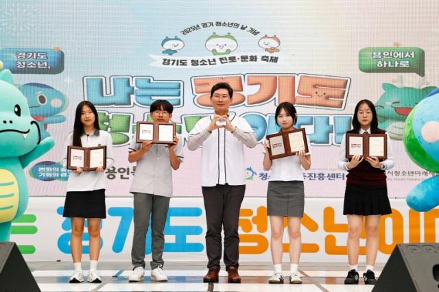 NSP통신-이상일 용인특례시장이 모범청소년들에게 시장상 수여 후 함께 기념촬영을 하고 있다. (사진 = 용인특례시)