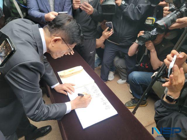 NSP통신-24일 故박정희 전 대통령 생가 추모관을 찾은 김문수 국민의힘 대선후보가 방명록을 남기고 있다. (사진 = 강수인 기자)