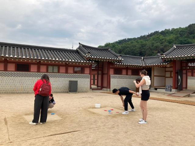 NSP통신-관광객들이 화성행궁에서 전통놀이를 체험하고 있다. (사진 = 수원문화재단)