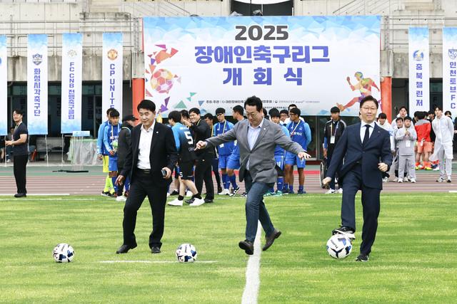 NSP통신-24일 정명근 화성시장(가운데)이 장애인 축구리그 개회식에서 시축을 하는 모습. (사진 = 화성시)