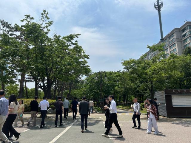 NSP통신-여의도 공원에서 분주하게 사람들이 움직이고 있다 (사진 = 설희 기자)
