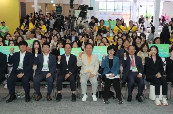 NSP통신-제21회 대한민국청소년박람회 기간 217개 부스 중 청소년들이 운영하며 성과가 돋보였던 22개 단체가 여성가족부 장관상(12점), 안동시장상(10점)을 수상하며 그 노력을 인정받았다 (사진 = 안동시)
